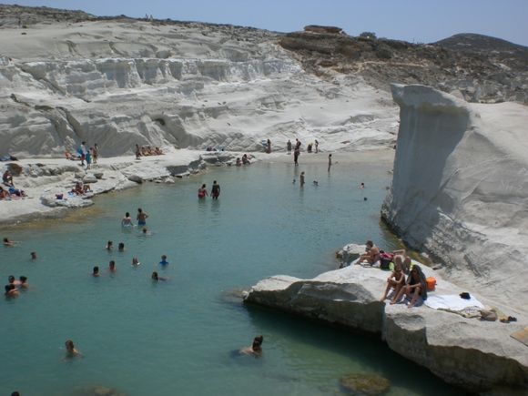 The water is Sarakiniko is poor.
It seems to be in a lake ...