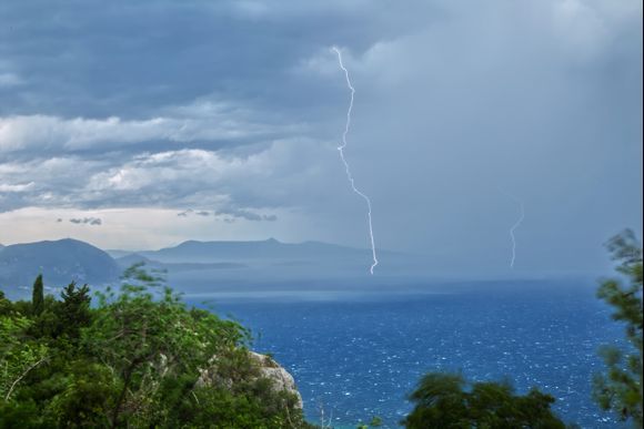 A few sparks heading towards Corfu town, taken from Chlomos church around 3.30 this afternoon.