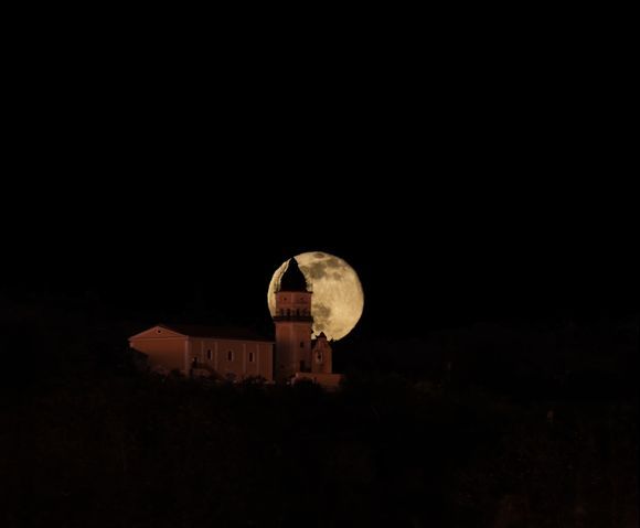 Full moon ΜΟΝΑΣΤΗΡΙ ΑΓΙΑΣ ΤΡΙΑΔΟΣ Argyrades