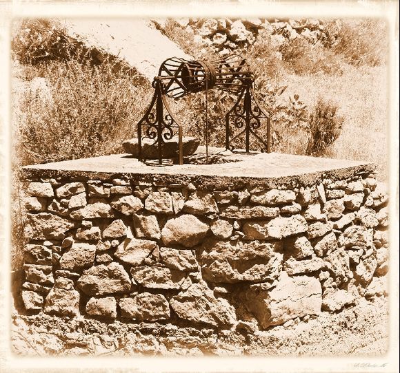 One of the old wells along the footpath between Mesta and Olympi.