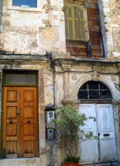 On visiting the back streets of the old town of Chania, Crete, I came across lots of very old doors and buildings. They had possibly been restored.
I enjoy visiting the back streets, this is where the real Grecian culture is found.