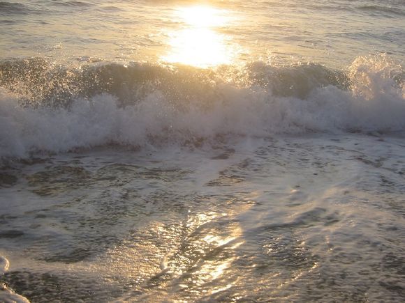 Kantouni: Sun and breaking waves