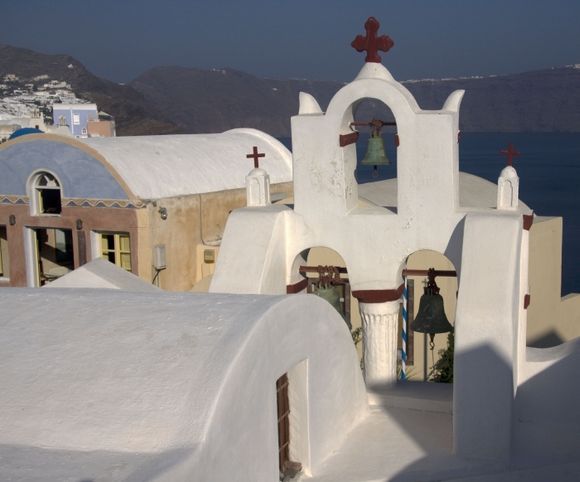 The eternal greek whitewashed walls