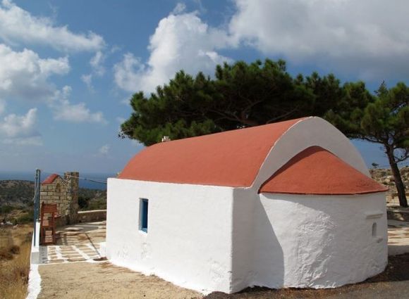 Church at the hiking trail from Lefkos to Mesohori
