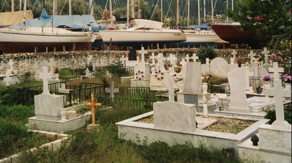 Cemetery of Vlichos next to the shipyard